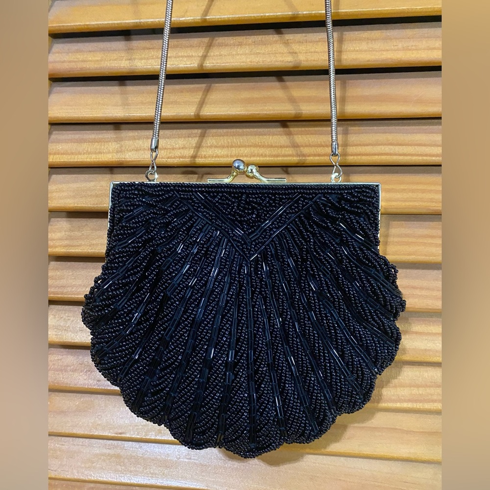 [Vintage] Black-sequined, clam-shaped crossbody bag